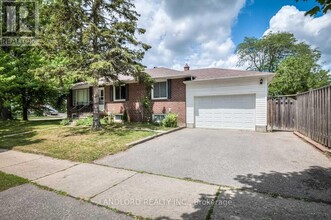 2 Moraine Hill Dr in Toronto, ON - Building Photo - Building Photo