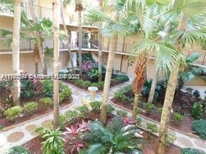 8075 SW 107th Ave in Miami, FL - Building Photo - Building Photo