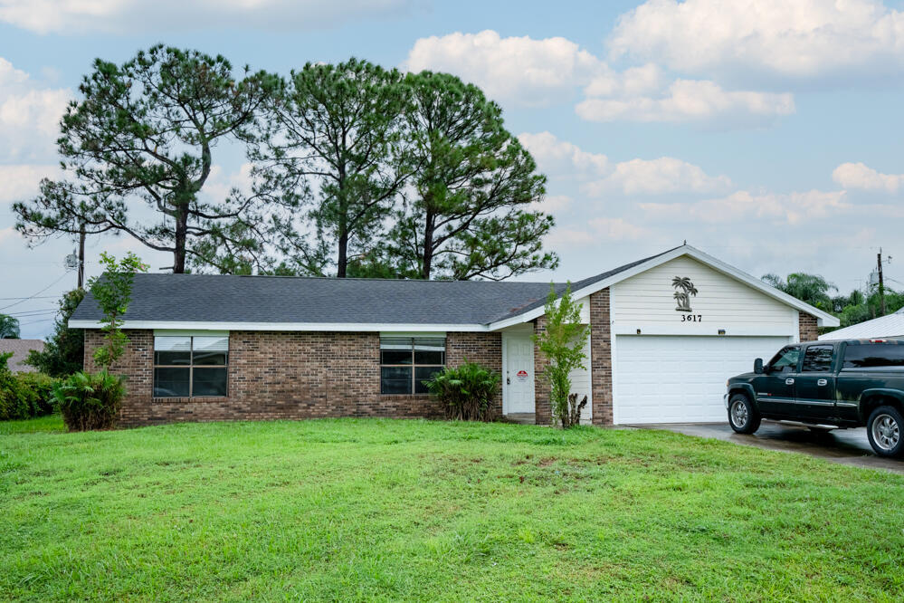 3617 SW Margela St in Port St. Lucie, FL - Building Photo