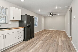 932 W Florida St in Springfield, MO - Building Photo - Building Photo