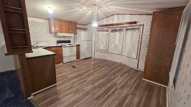 777 E Yerby St in Marshall, MO - Building Photo - Building Photo
