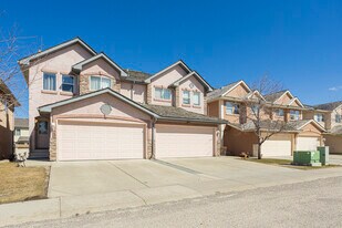 Royal View Estates in Calgary, AB - Building Photo