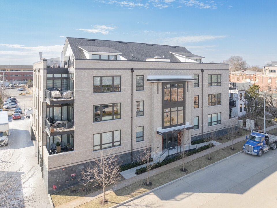 110 W Madison Ave in St. Louis, MO - Foto de edificio