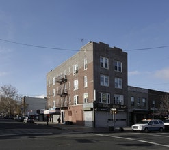 31-32 Ditmars Blvd in Astoria, NY - Building Photo - Building Photo