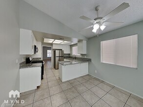 1328 Sun Point Dr in Las Vegas, NV - Foto de edificio - Building Photo