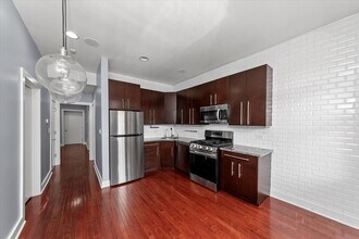 2052 N Campbell Ave in Chicago, IL - Building Photo - Building Photo