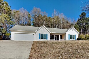 645 Magnolia Dr in Loganville, GA - Building Photo