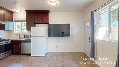 19198 Erwin St in Los Angeles, CA - Building Photo - Building Photo