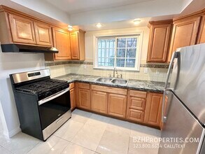 5935 Willoughby Ave in Los Angeles, CA - Building Photo - Building Photo