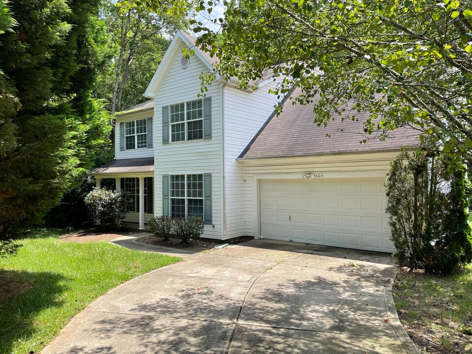 5603 Falls Ridge Ln in Charlotte, NC - Foto de edificio