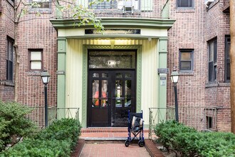 99-34 67th Rd in Forest Hills, NY - Foto de edificio - Building Photo