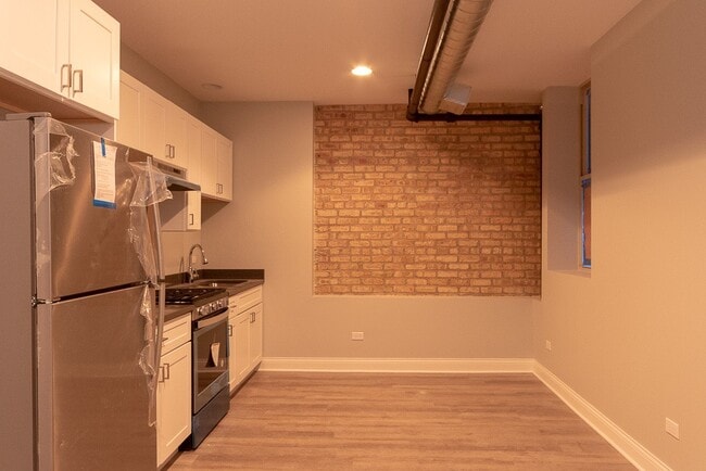 1369 W Greenleaf Ave in Chicago, IL - Building Photo - Building Photo