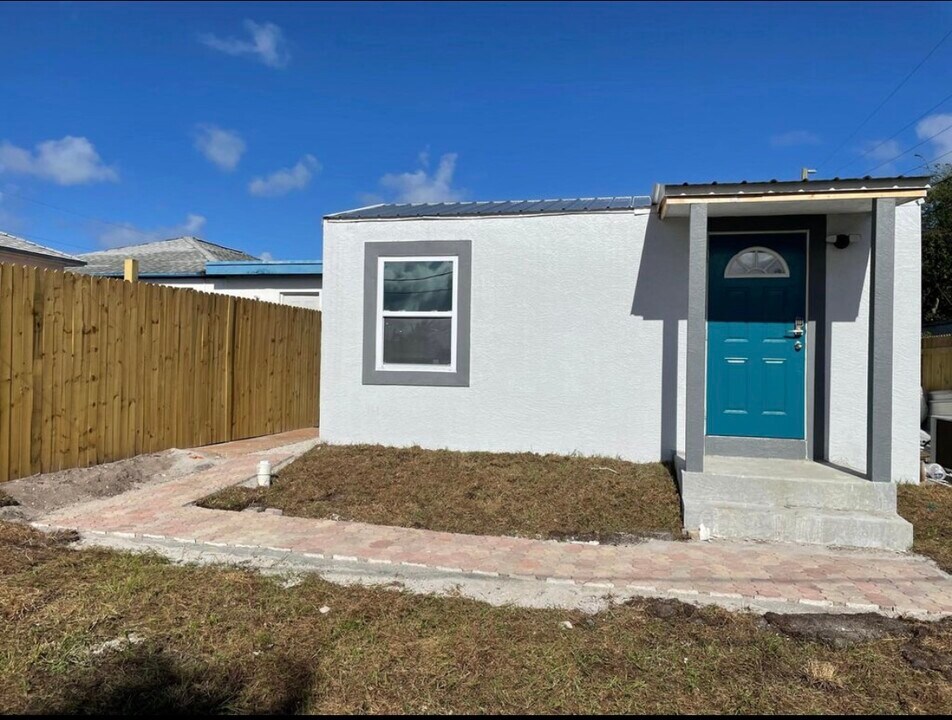825 W 3rd St in West Palm Beach, FL - Building Photo