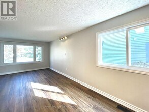 2081 Snow Crescent in Mississauga, ON - Building Photo - Building Photo