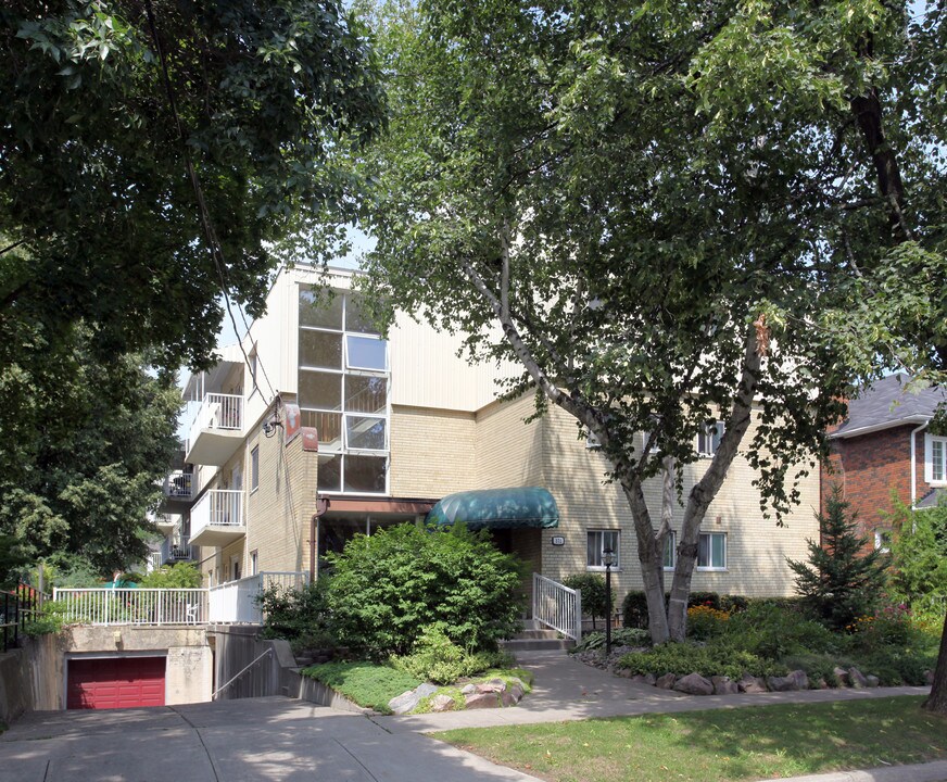 172 Sherwood Ave in Toronto, ON - Building Photo