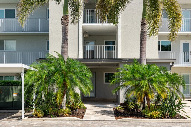 Mariner's Cove in Naples, FL - Building Photo - Building Photo