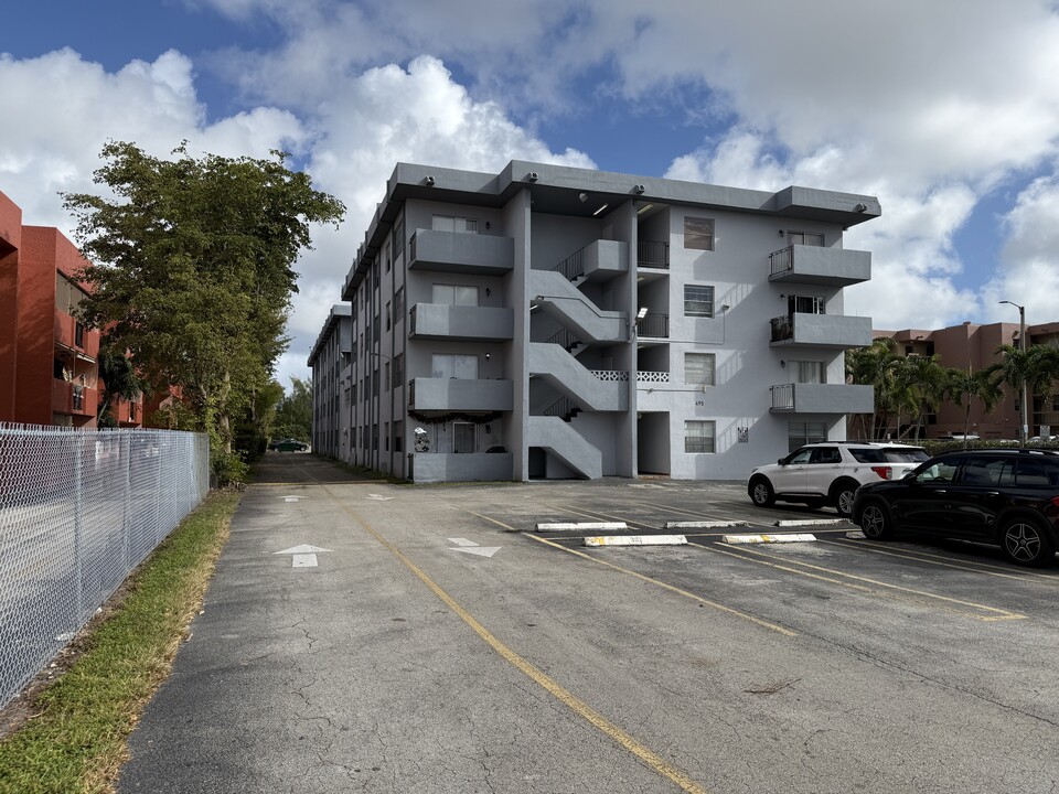 495 NW 72nd Ave in Doral, FL - Building Photo