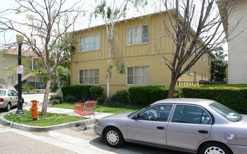 170 W Elmwood Ave in Burbank, CA - Building Photo - Building Photo