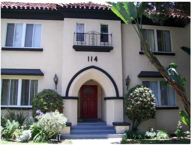 114 N Clark Dr, Unit .Studio. Available in Beverly Hills, CA - Building Photo - Building Photo