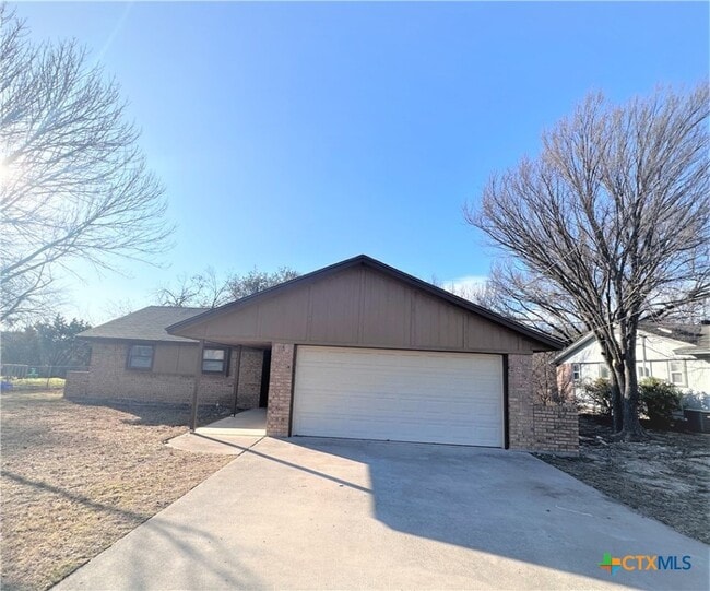 property at 2204 Phyllis Dr