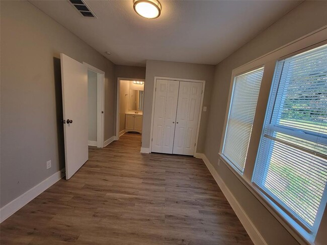 801 S Travis Ave in Cleveland, TX - Building Photo - Building Photo