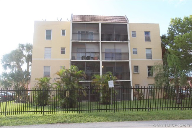 8005 Lake Dr-Unit -212 in Doral, FL - Building Photo - Building Photo