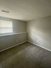 409 NE Westwind Dr in Lee's Summit, MO - Building Photo - Building Photo