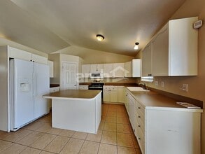 980 Inverness Dr in Syracuse, UT - Foto de edificio - Building Photo