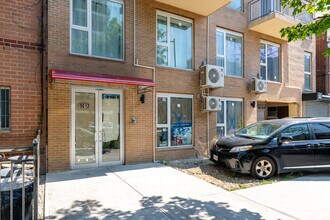 90-12 Whitney Ave in Elmhurst, NY - Foto de edificio - Building Photo