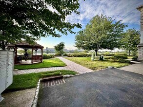 145 Blue Heron Dr in Secaucus, NJ - Building Photo - Building Photo