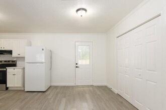 113 N Holmes St in La Porte, TX - Building Photo - Building Photo