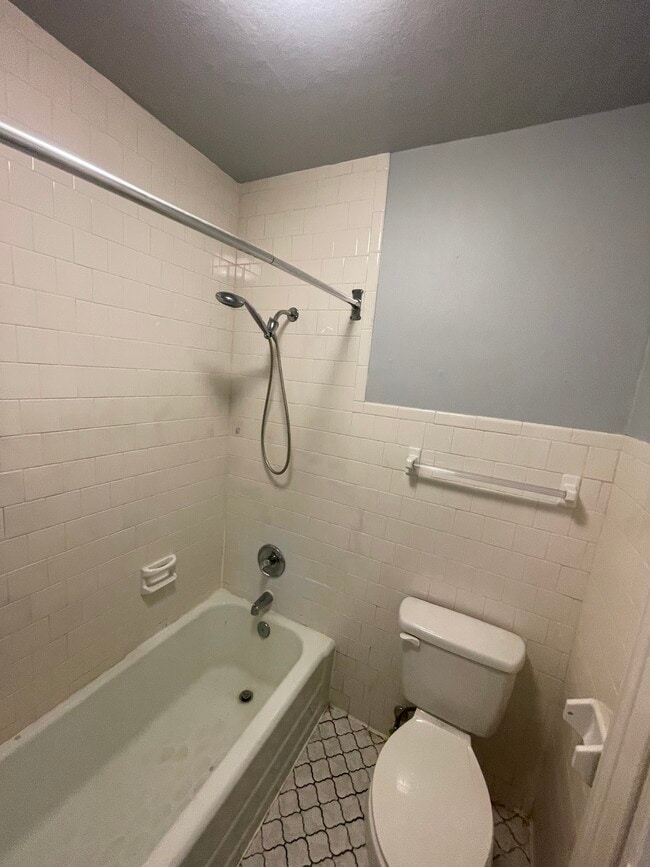 65 Lorraine St, Unit Section 8 Only in New Britain, CT - Foto de edificio - Building Photo