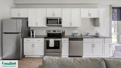 5040 Linbar Dr in Nashville, TN - Building Photo - Building Photo