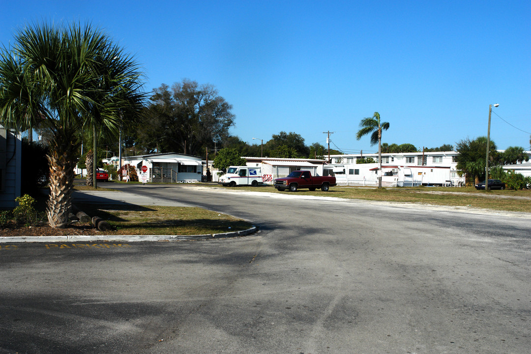 Hollywood Trailer Park in St. Petersburg, FL - Building Photo