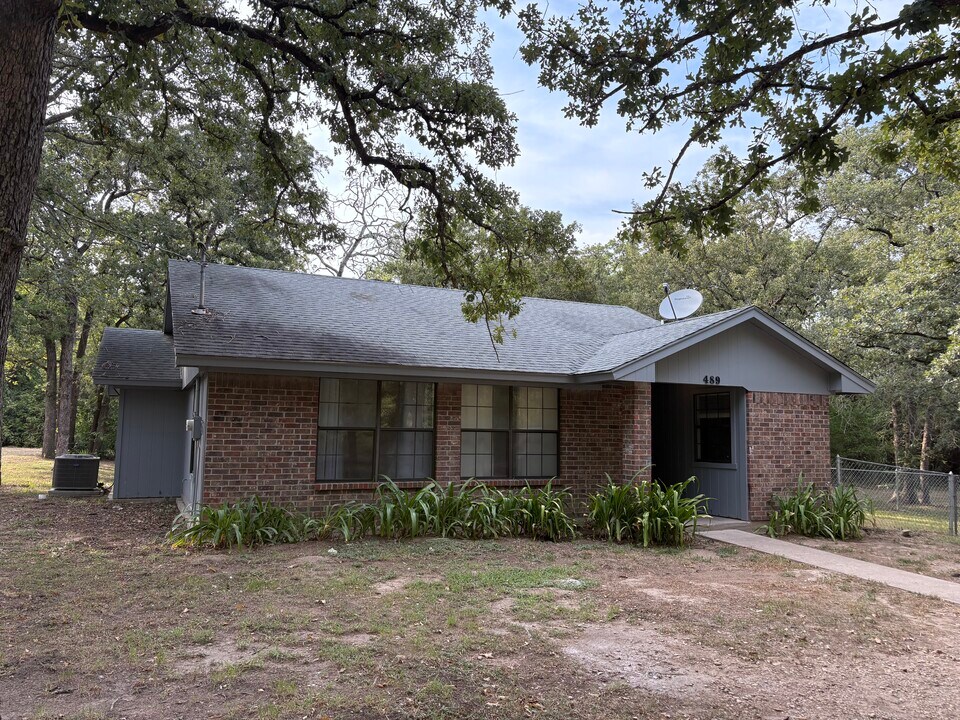 489 Northwood Cir in Rockdale, TX - Foto de edificio
