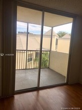 8255 Lake Dr-Unit -502 in Doral, FL - Foto de edificio - Building Photo