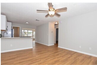 423 SE Parkway Dr in Stuart, FL - Foto de edificio - Building Photo