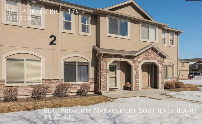 565 Pioneer Rd in Rexburg, ID - Foto de edificio - Building Photo