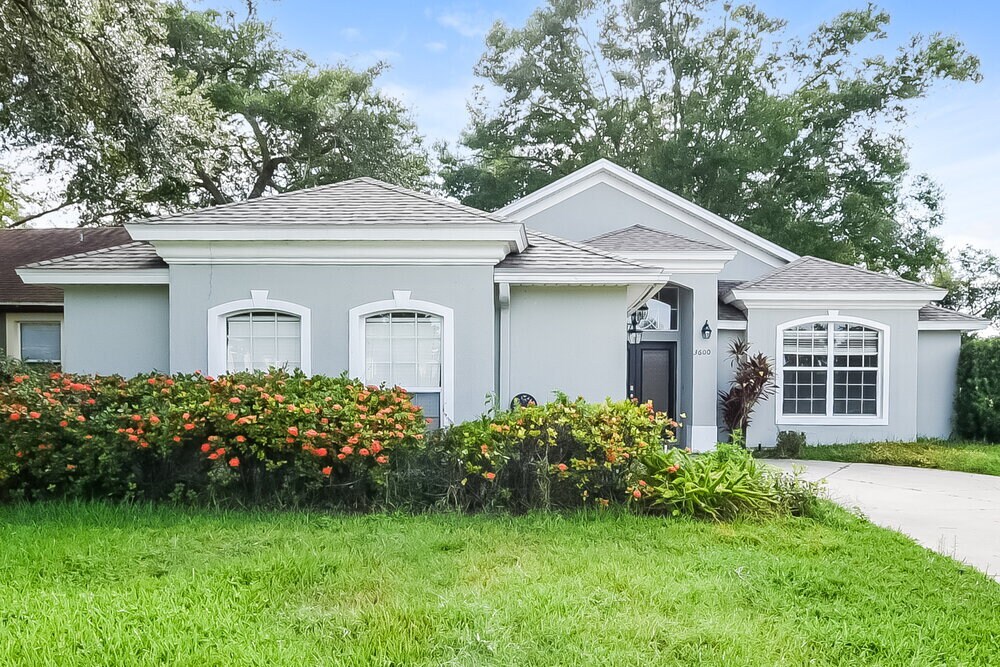 3600 Meadow Green Dr in Tavares, FL - Building Photo
