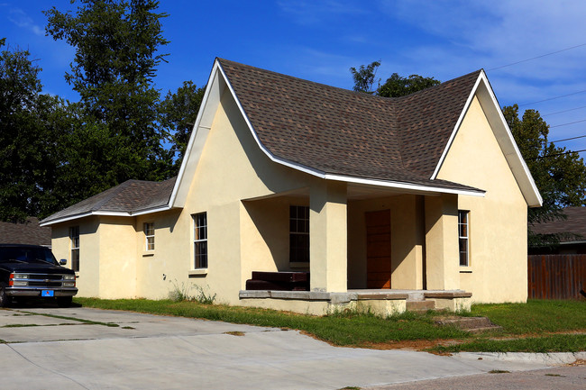 2401 NW 18th St in Oklahoma City, OK - Foto de edificio - Building Photo