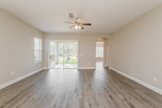 8510 Lagerfeld Dr in Land O Lakes, FL - Foto de edificio - Building Photo