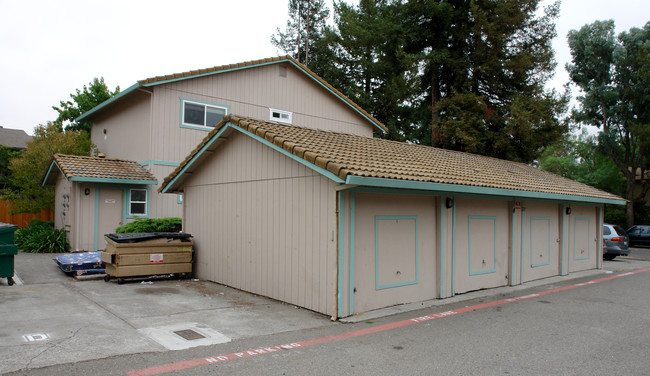 944 Civic Center Dr in Rohnert Park, CA - Building Photo - Building Photo