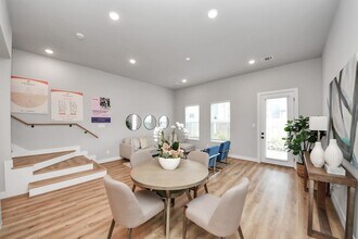 5806 Francis Oak Ln in Houston, TX - Foto de edificio - Building Photo