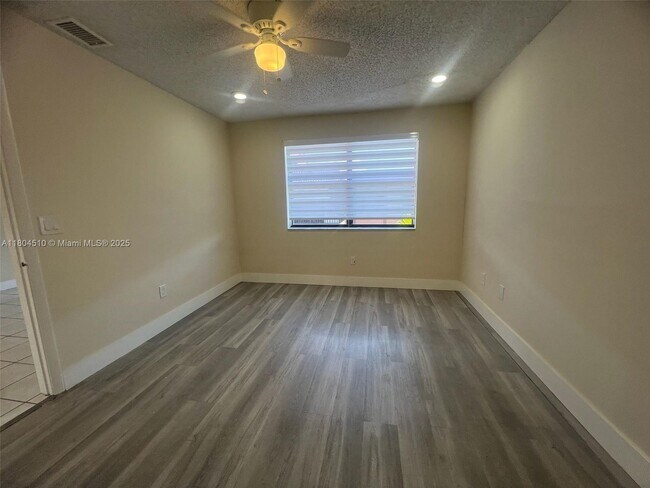 6560 W 27th Ct, Unit 2157 in Hialeah, FL - Foto de edificio - Building Photo