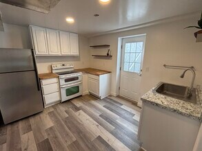 2631 S Zurich Ct, Unit B in Denver, CO - Foto de edificio - Building Photo