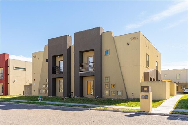 property at 1204 E Daffodil Ave