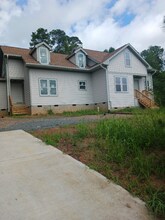 241 Erwin Rd in Chapel Hill, NC - Foto de edificio - Building Photo