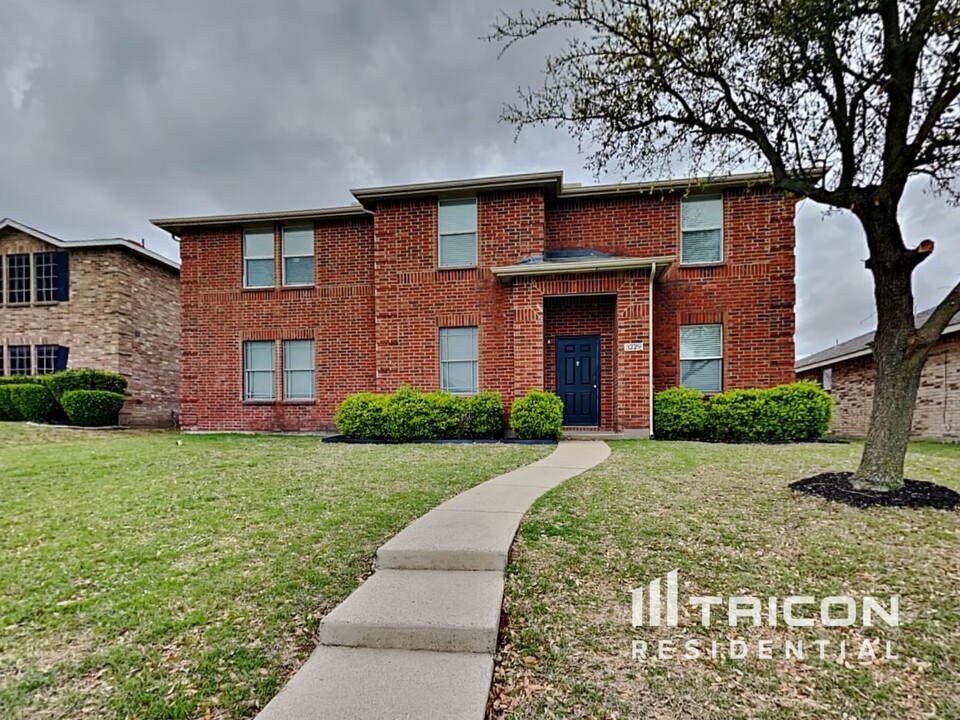 3229 Sunshine Way in Lancaster, TX - Foto de edificio