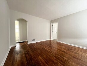 1465 W Duchesne Dr in Florissant, MO - Foto de edificio - Building Photo