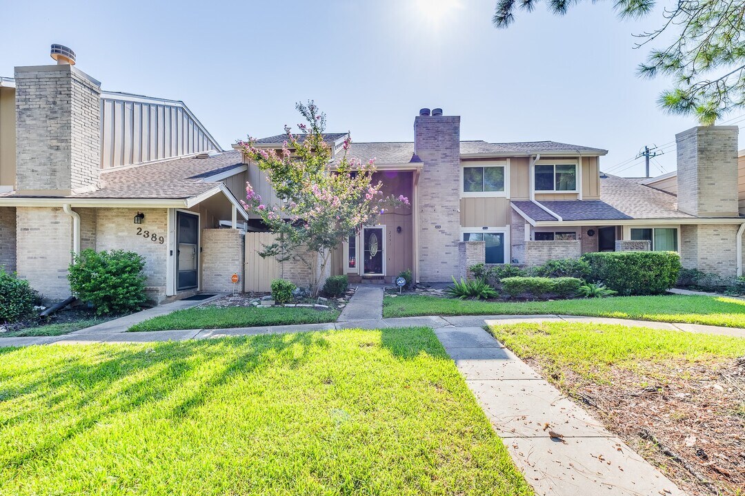 2391 Crescent Park Dr in Houston, TX - Building Photo
